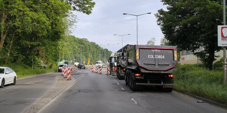 Frezują asfalt na Słowiańskiej