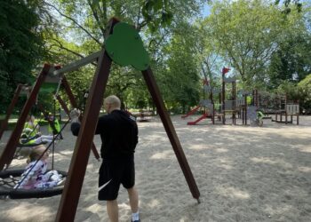 Naprawy na placach zabaw