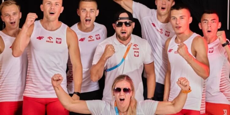 Sztafeta 4x100 (Łukasz Żok pierwszy z prawej) wesołe miny miała niestety tylko przed zawodami w Nassau (fot. WR)