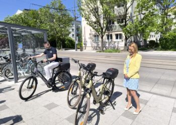 Urzędnicy pojeżdżą w pracy elektrycznymi rowerami