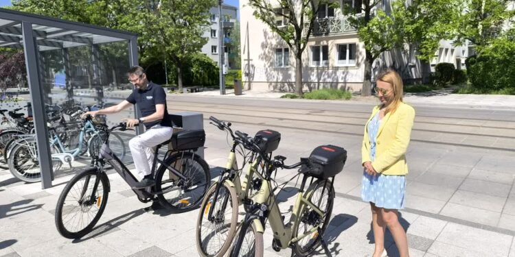 Urzędnicy pojeżdżą w pracy elektrycznymi rowerami