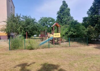 Powinny tam bawić się dzieci, ale plac jest zamknięty