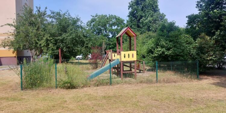 Powinny tam bawić się dzieci, ale plac jest zamknięty