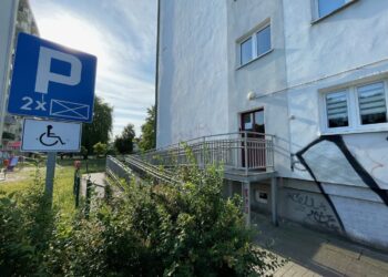 Zamknięte drzwi dla niepełnosprawnych. Spółdzielnia odpowiada