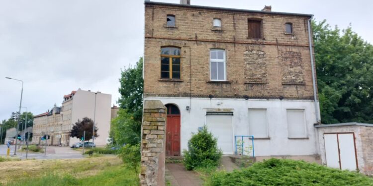 Kamienica zostanie wyburzona, a co z działką?