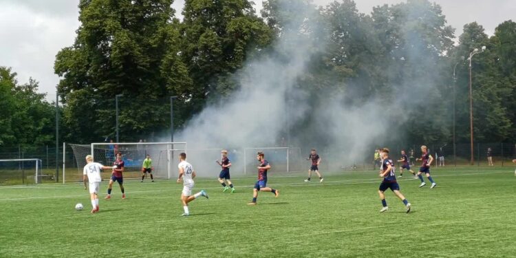 Jedno boisko zalane, na drugim Warta dostała lanie