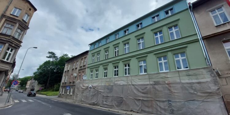 Kamienice odzyskują pierwotne kolory