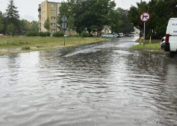 Ulewa w Gorzowie. Zalane ulice. Straż interweniuje