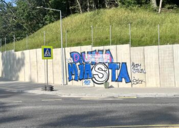 Miejsce na kolejny mural? Zniszczono mur oporowy przy Słowiańskiej i Fredry