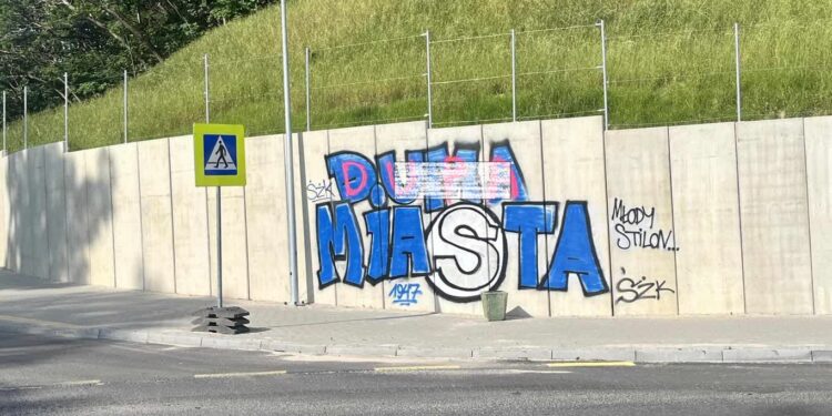 Miejsce na kolejny mural? Zniszczono mur oporowy przy Słowiańskiej i Fredry