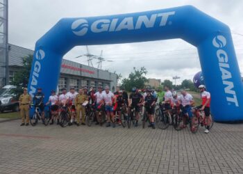 Strażacy – rowerzyści pomagają poszkodowanym kolegom