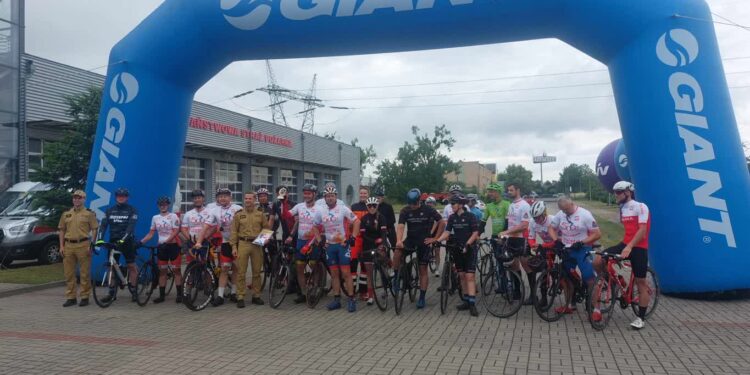 Strażacy – rowerzyści pomagają poszkodowanym kolegom