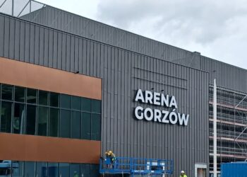 Arena wciąż bez sponsora