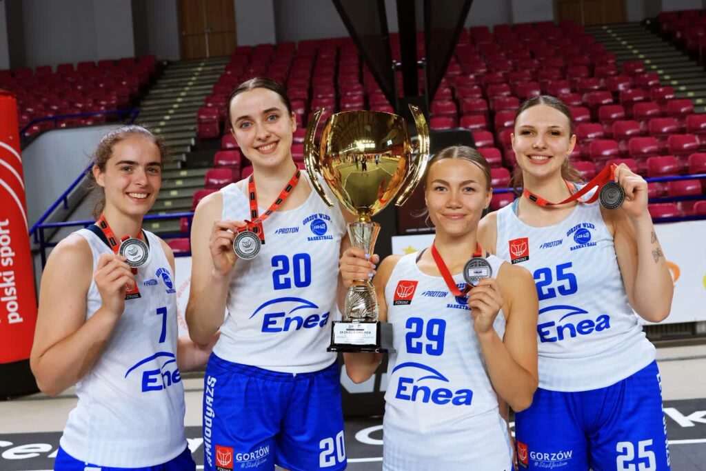 Od lewej Aleksandra Psczolarska, Ewelina Śmiałek, Wiktoria Kuczyńska i Gabriela Lebiecka (fot. Piotr Kaczmarek/AZS AJP Gorzów)