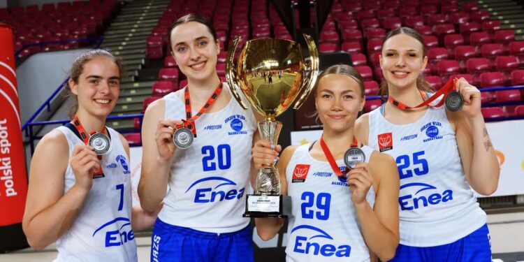 Od lewej Aleksandra Psczolarska, Ewelina Śmiałek, Wiktoria Kuczyńska i Gabriela Lebiecka (fot. Piotr Kaczmarek/AZS AJP Gorzów)