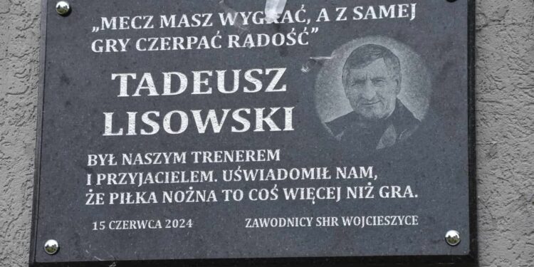 Byli piłkarze upamiętnili swojego trenera