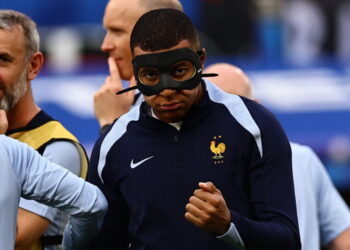 Mbappe w masce znowu biega za piłką
