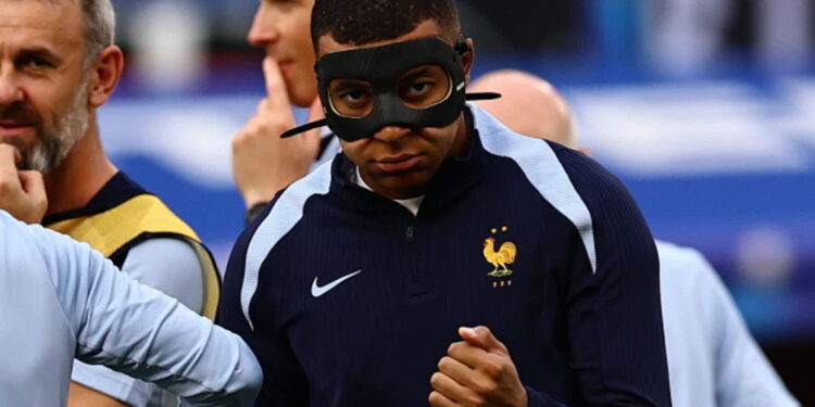 Mbappe w masce znowu biega za piłką