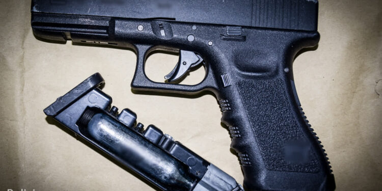 Bili, grozili bronią. Napad w okolicach dworca PKP