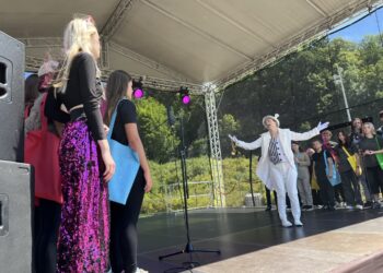 Alicja z Krainy Czarów zaśpiewała pod Filharmonią