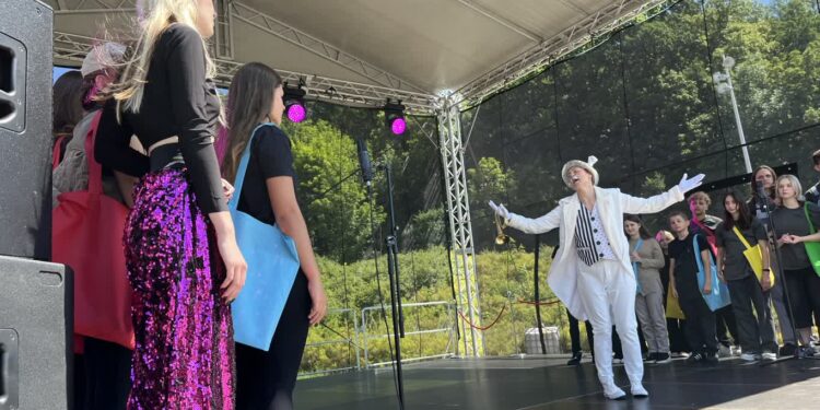 Alicja z Krainy Czarów zaśpiewała pod Filharmonią