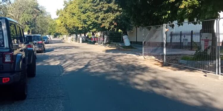 Zaparkowane auta blokują prace