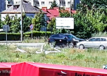 Policja szuka kierowcy, który przejechał przez żywopłot, uderzył w auto i odjechał