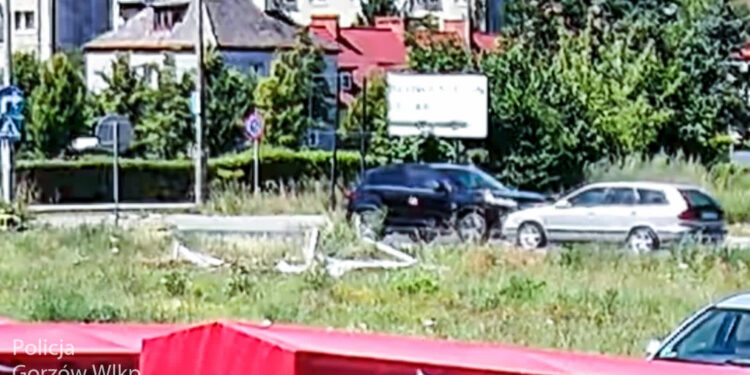 Policja szuka kierowcy, który przejechał przez żywopłot, uderzył w auto i odjechał