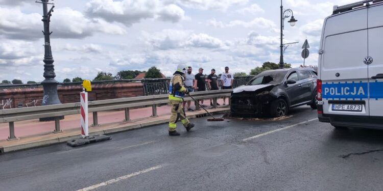 Pożar auta na Moście Staromiejskim. Możliwe utrudnienia