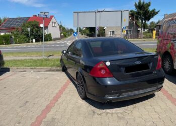 Szukamy kierowcy porzuconego Forda Mondeo [ZDJĘCIA]