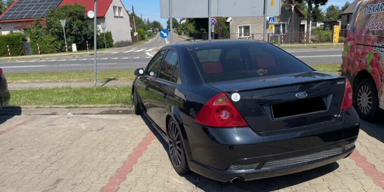 Szukamy kierowcy porzuconego Forda Mondeo [ZDJĘCIA]