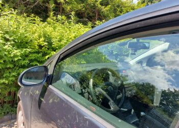 Nie zostawiaj dziecka w aucie. Po kilku minutach może być tam nawet 60 stopni