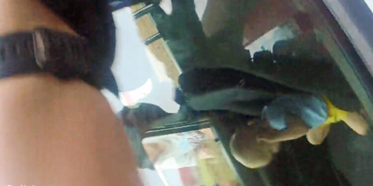 Dwulatek w zatrzaśniętym aucie. Policjanci wybili szybę [FILM]