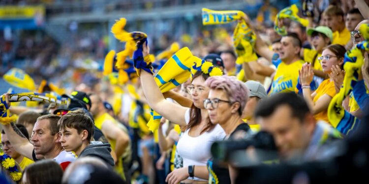 Na Jancarzu komplet. Na ulicach skwar. Kibice przed Derbami Ziemi Lubskiej