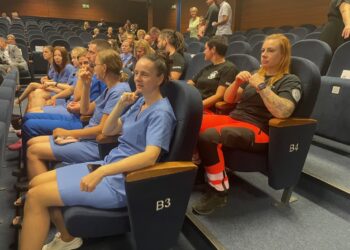 Pielęgniarki z czepkami, ratownicy z odznakami. Uroczystość na AJP