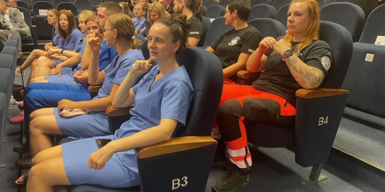 Pielęgniarki z czepkami, ratownicy z odznakami. Uroczystość na AJP