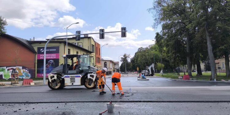 Leją asfalt na skrzyżowaniu