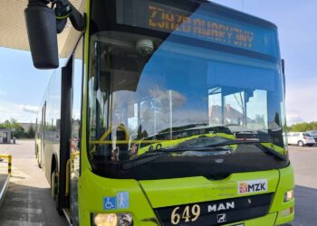 Wymuszenie pierwszeństwa. Kolizja auta z autobusem MZK