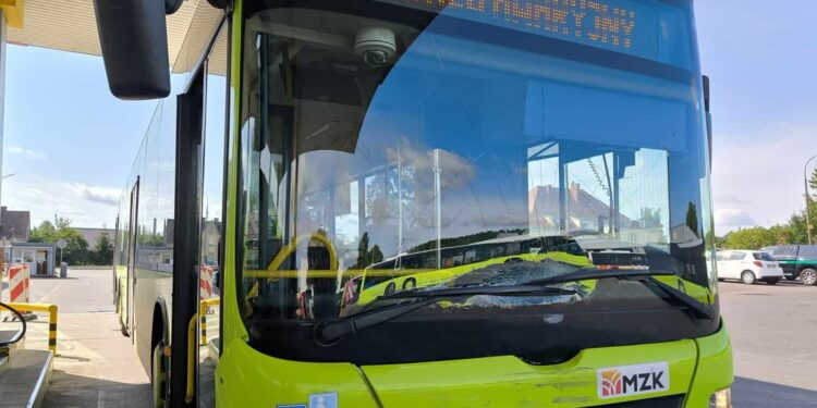 Wymuszenie pierwszeństwa. Kolizja auta z autobusem MZK