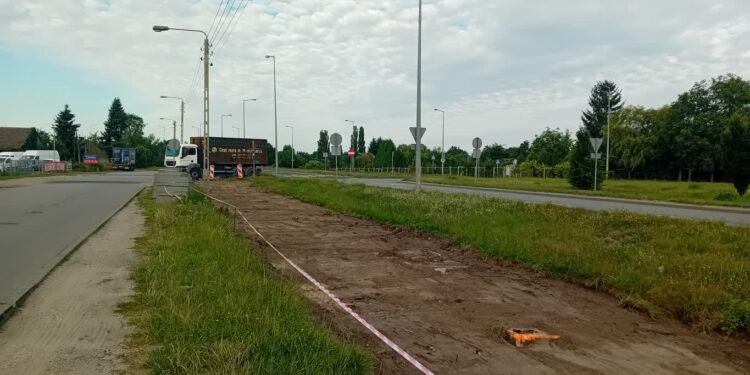 Na Kasprzaka powstaje ścieżka rowerowa