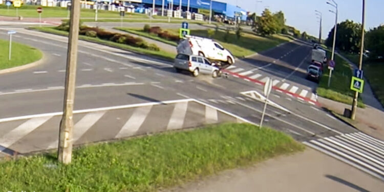 Nawet nie hamował. Pijany kierowca wjechał w busa [FILM]