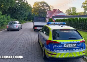 Zawrócił na widok policjantów. Jechał na „podwójnym gazie”