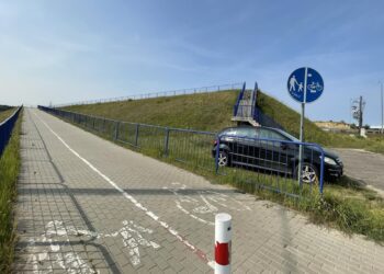 Wiadukt skrótem na nowy plac motocyklowy? Służby: to łamanie przepisów