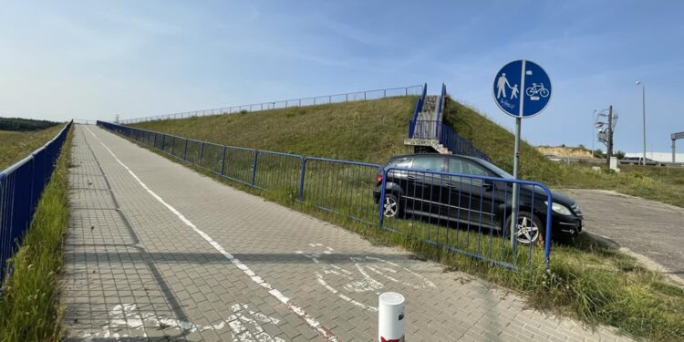 Wiadukt skrótem na nowy plac motocyklowy? Służby: to łamanie przepisów