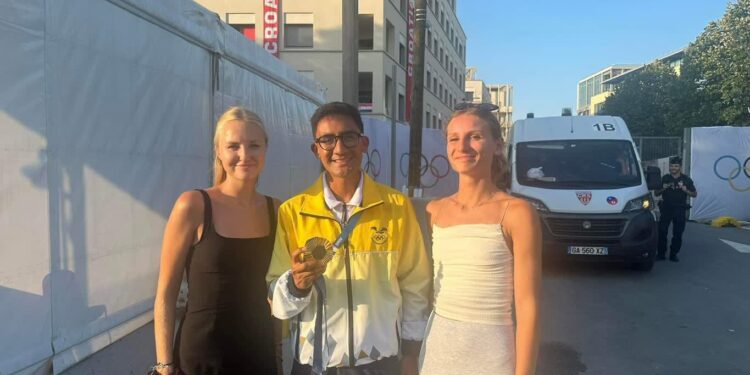 Magdalena Żelazna (z prawej) i Izabela Krzyżanowska wraz z Ekwadorczykiem Brianem Pintado, mistrzem olimpijskim w chodzie sportowym na 20 km i wicemistrzem w sztafecie mieszanej