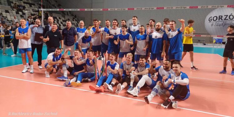 Siatkarze Cuprum Stilonu z Pucharem Prezydenta