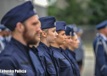 Nowi lubuscy policjanci zaprzysiężeni, doświadczeni z odznaczeniami [GALERIA ZDJĘĆ]