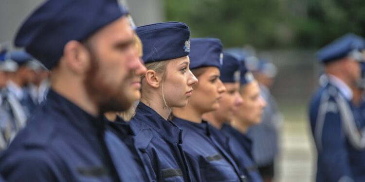 Nowi lubuscy policjanci zaprzysiężeni, doświadczeni z odznaczeniami [GALERIA ZDJĘĆ]