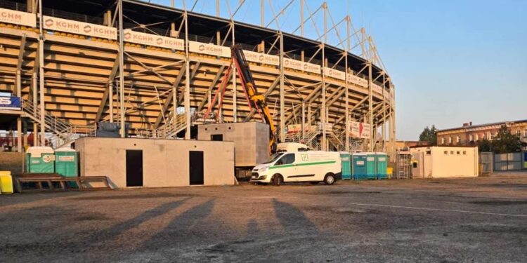 Ze stadionu znikną kolejne przenośne toalety