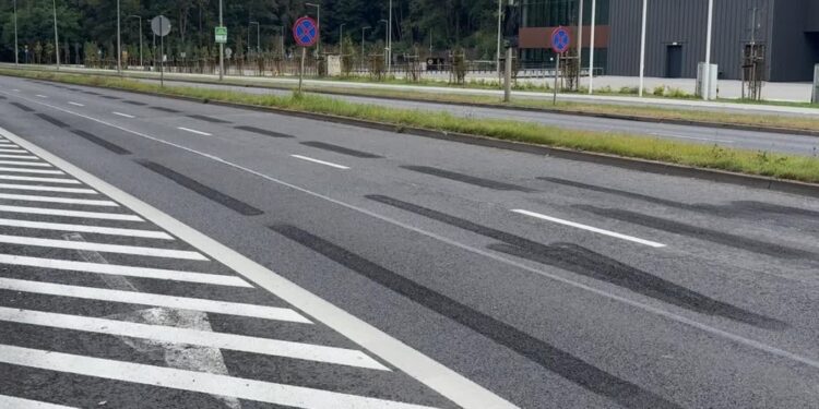 Ślady po starych pasach na Słowiańskiej mogą mylić kierowców